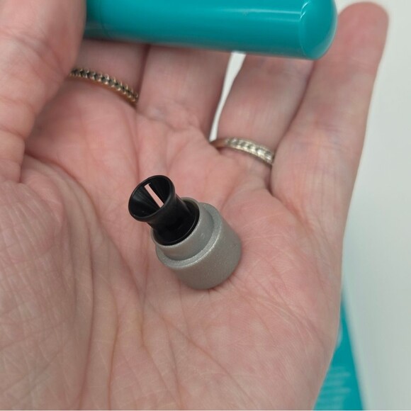 Thrive Causemetics Brilliant Eye Brightener Stick - Racquel Soft Silver Shimmer - Picture 13 of 13